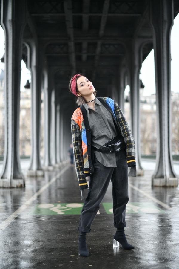 赵宇彤雨后漫步巴黎 撞色外套时尚吸睛