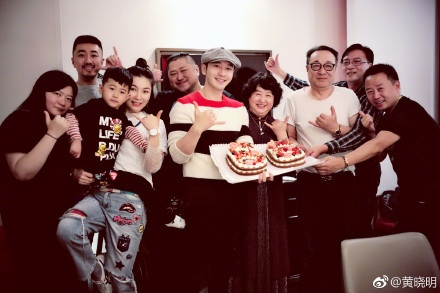 黄晓明为母亲庆生 网友最关心的却是:Baby哪去了？