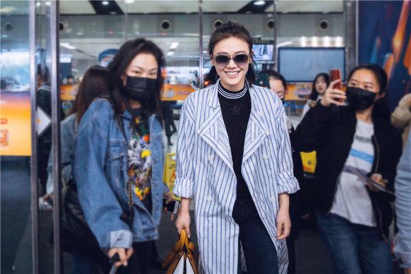 马思纯病号服现身机场 笑容满面无惧“倒春寒”