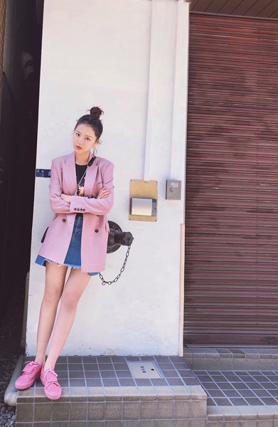 王思潺街头写真曝光 春日里的粉嫩帅气你穿对了吗？