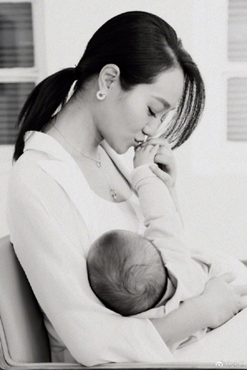 朱丹怀抱女儿亲吻其小手 画面温馨幸福写在脸