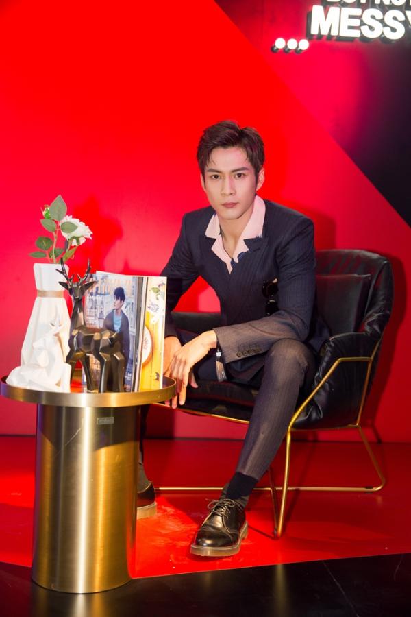 韩东君上演西装杀帅气挺拔魅力值MAX