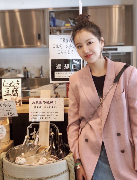 王思潺街头写真曝光 春日里的粉嫩帅气你穿对了吗？