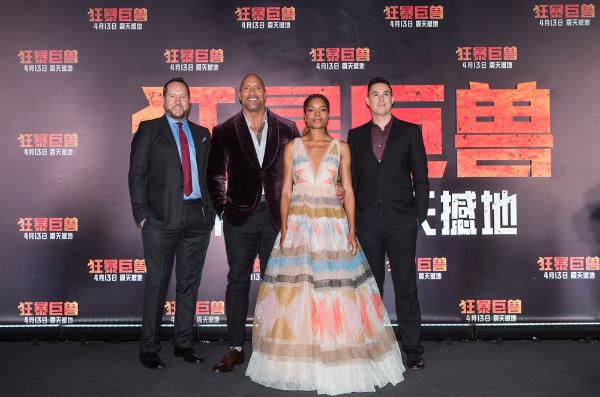 《狂暴巨兽》众主创霸气空降魔都首映观影引爆口碑网友齐呼“太过瘾”