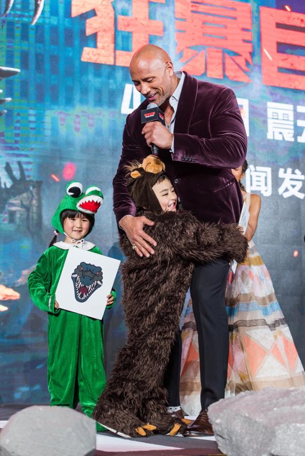 《狂暴巨兽》中国首映巨石强森霸气来袭！千人观影首轮口碑燃爆上海！