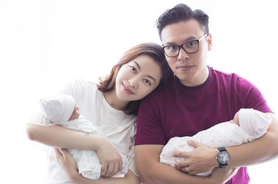 熊黛林产双胞胎女 曝粉嫩小脚敲可爱！