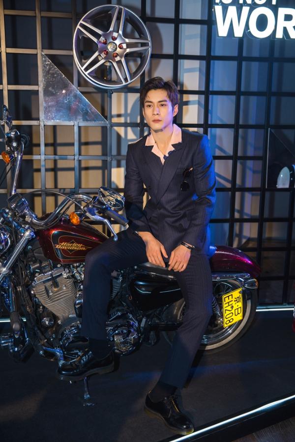 韩东君上演西装杀帅气挺拔魅力值MAX