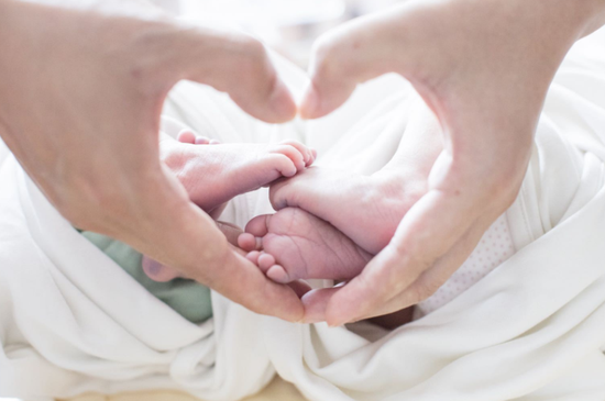 熊黛林产双胞胎女 曝粉嫩小脚敲可爱！