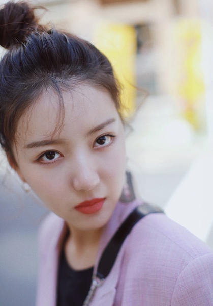 王思潺街头写真曝光 春日里的粉嫩帅气你穿对了吗？