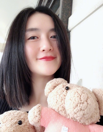 谢娜当妈后晒美照 皮肤白皙宛如少女