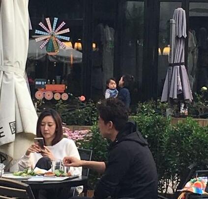 网友偶遇凌潇肃唐一菲 两人餐厅进食大快朵颐!