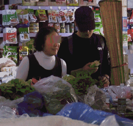 视帝张桐带妈妈逛路边摊 单车代步乘公交接地气儿！