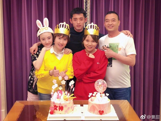 张继科景甜妈妈生日聚会现身 网友：可甜科甜了！