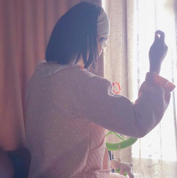 谢娜晒出这样的背影照 称是赵丽颖拍的？