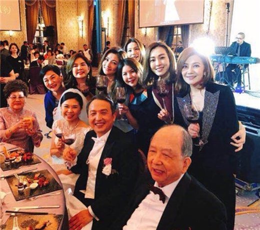 梁静茹范玮琪SHE同框 出席婚礼开怀灿笑！