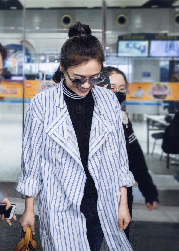 马思纯病号服现身机场 笑容满面无惧“倒春寒”