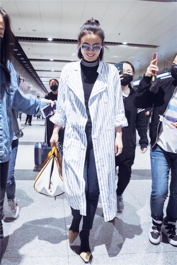 马思纯病号服现身机场 笑容满面无惧“倒春寒”