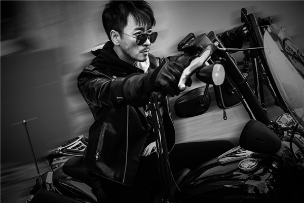 黄俊鹏拍酷炫机车大片 潇洒不羁荷尔蒙爆棚