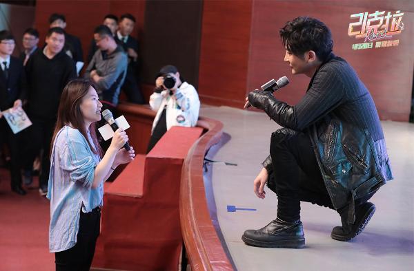 电影《21克拉》无锡校园观影郭京飞现场为女同学表白男同学