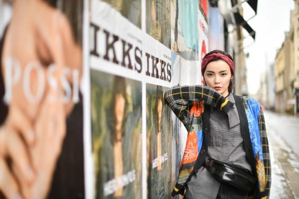 赵宇彤雨后漫步巴黎 撞色外套时尚吸睛