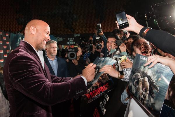 《狂暴巨兽》中国首映巨石强森霸气来袭！千人观影首轮口碑燃爆上海！