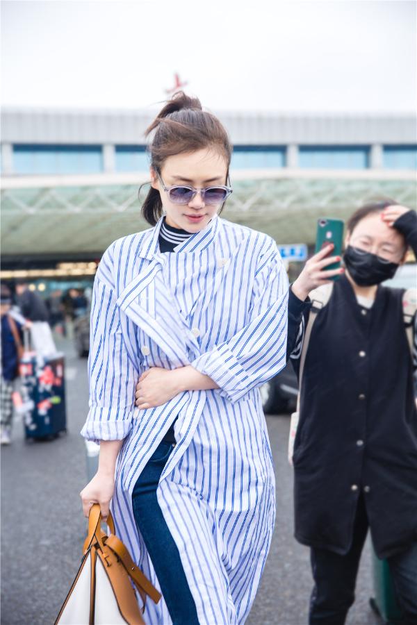 马思纯病号服现身机场 笑容满面无惧“倒春寒”
