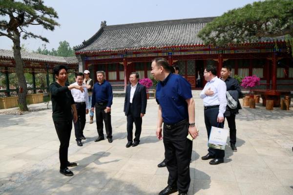 济宁市太白湖新区党工委书记展鑫率团考察国华影视基地