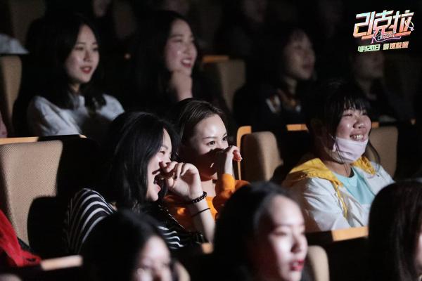 电影《21克拉》无锡校园观影郭京飞现场为女同学表白男同学