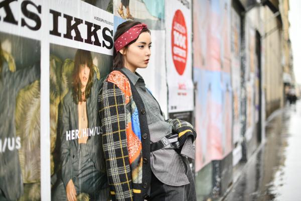 赵宇彤雨后漫步巴黎 撞色外套时尚吸睛