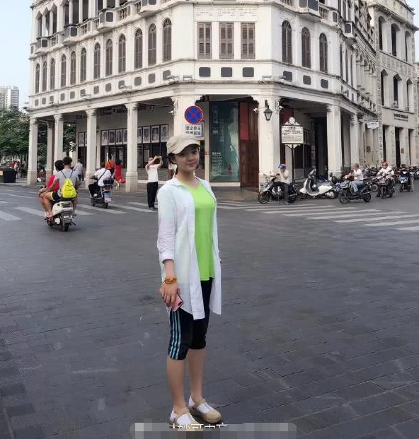 林妙可海口游玩照显身高 洞洞鞋配袜子