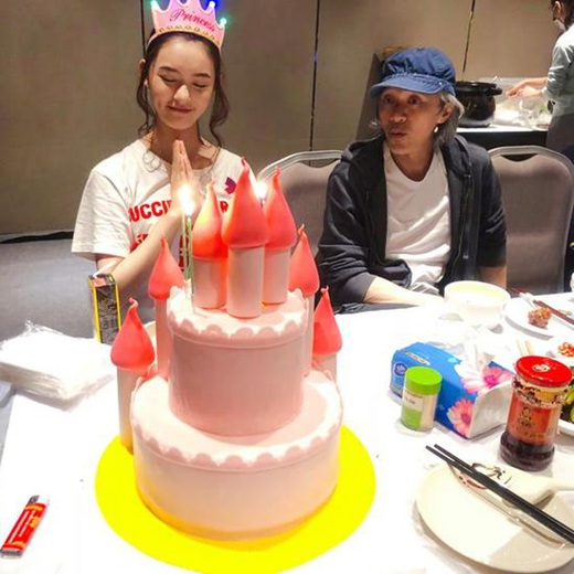 周星驰为林允庆生 顶级“星女郎”待遇!