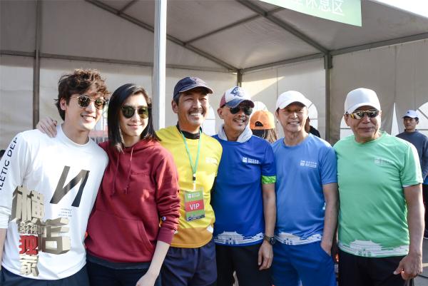 《木槿花西月锦绣》关智斌紧张拍摄中 腿长就应该跑马拉松！