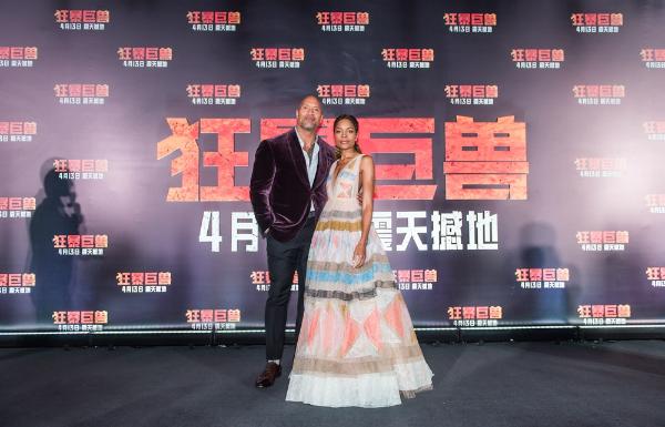 《狂暴巨兽》中国首映巨石强森霸气来袭！千人观影首轮口碑燃爆上海！