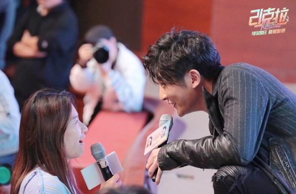 电影《21克拉》无锡校园观影郭京飞现场为女同学表白男同学