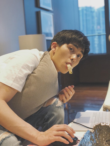 王钰威清新写真曝光 盐系少年慵懒迷人