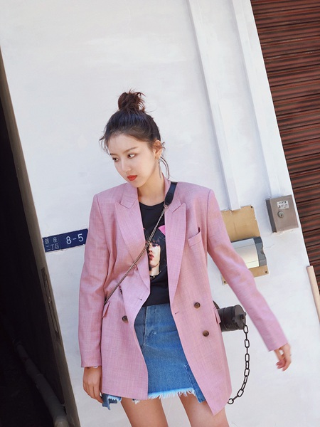 王思潺街头写真曝光 春日里的粉嫩帅气你穿对了吗？