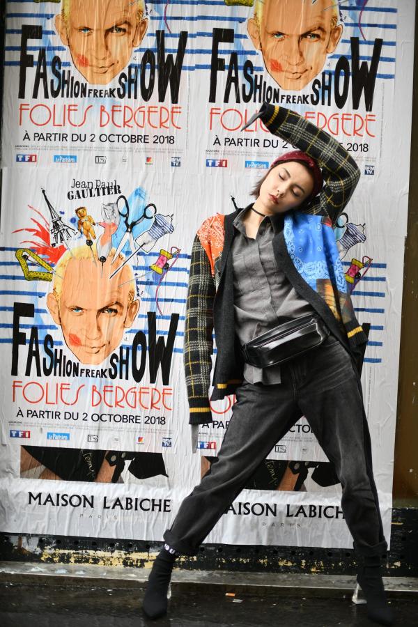 赵宇彤雨后漫步巴黎 撞色外套时尚吸睛