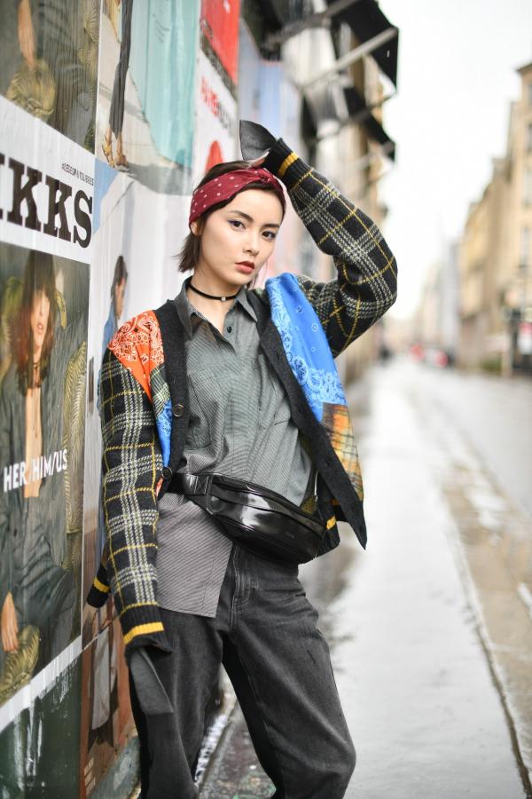 赵宇彤雨后漫步巴黎 撞色外套时尚吸睛