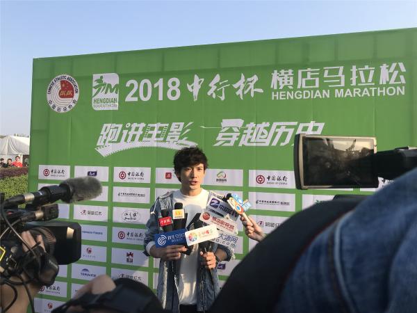 《木槿花西月锦绣》关智斌紧张拍摄中 腿长就应该跑马拉松！