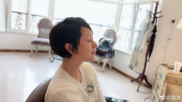 海清隔空调侃自拍酷似刘若英 皮肤白皙状态好