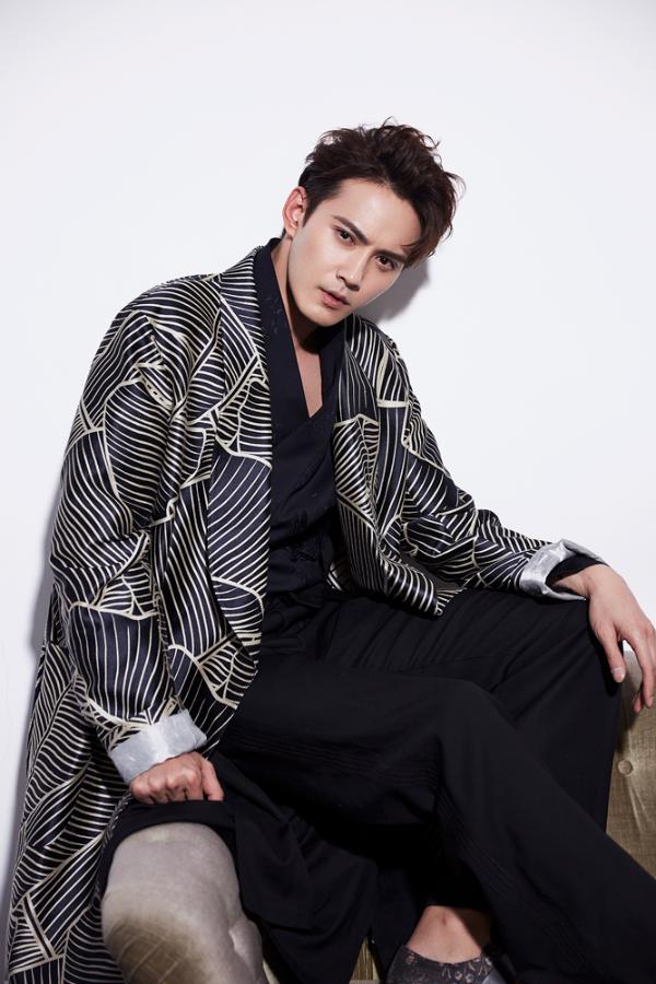 徐正溪写真帅气有型 眼神撩人尽显魅力