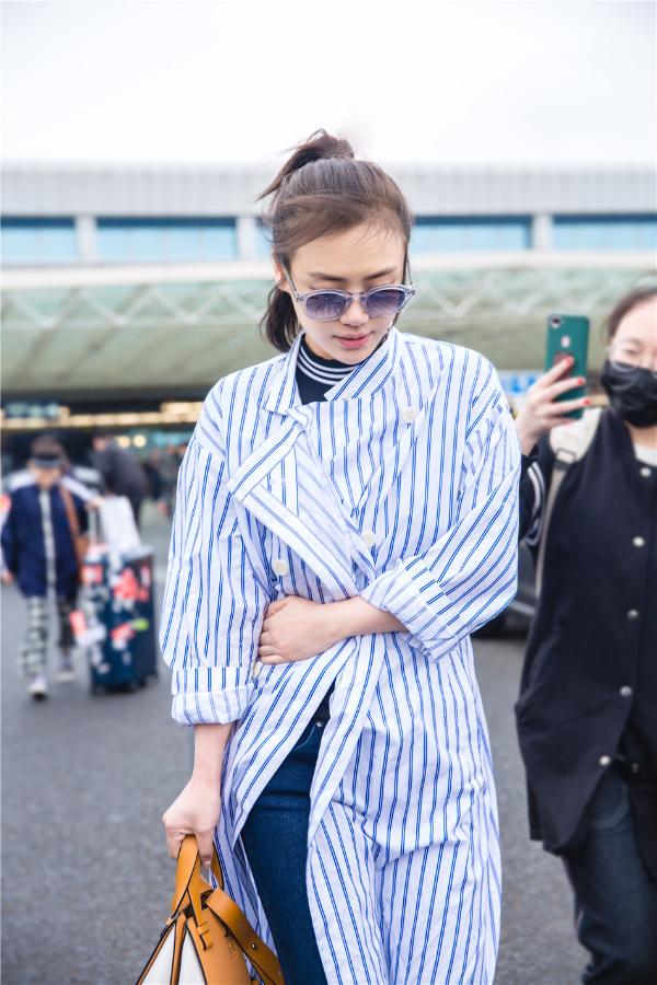 马思纯病号服现身机场 笑容满面无惧“倒春寒”