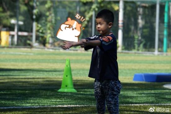 沙溢晒安吉踢球照 称陪玩很开心！