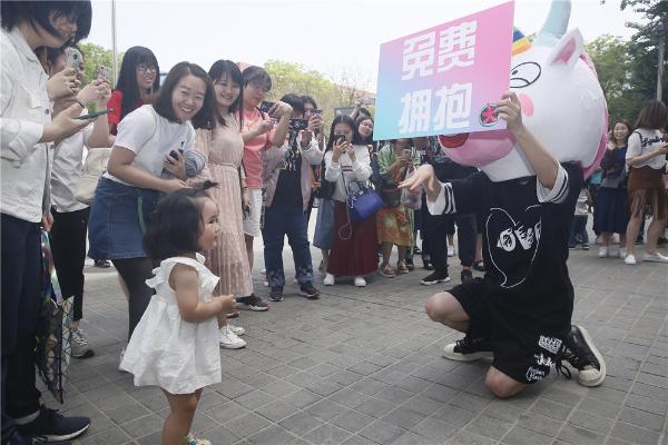 大张伟化身小白马现身街头“阳光抱抱”温暖传递爱的力量