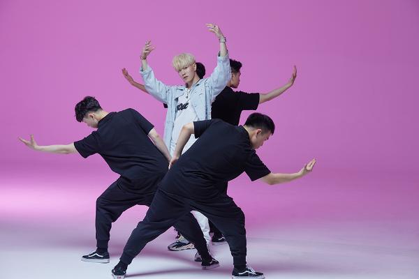 Jacob张朋《奇幻世界LoveNight》MV公开“未来Boy”表达自由态度