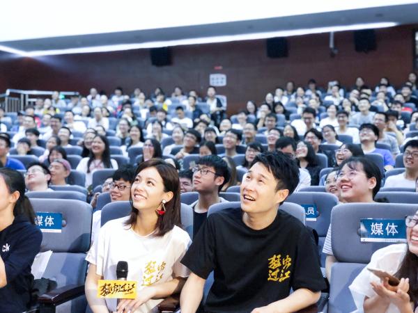 《猛虫过江》全国路演笑出海河小沈阳宋芸桦挑战煎饼果子