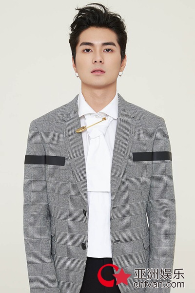 演员邓竞时尚大片潮范儿十足 尽显青春风范