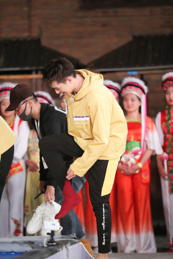 许魏洲《高能少年团》变“番茄炒蛋”被本命年支配红袜抢眼