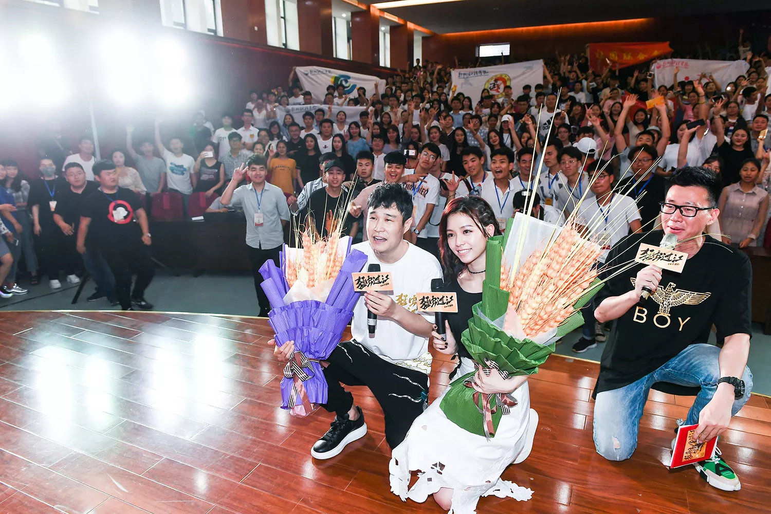 电影《猛虫过江》全国路演笑出河南小沈阳宋芸桦数钱到手软