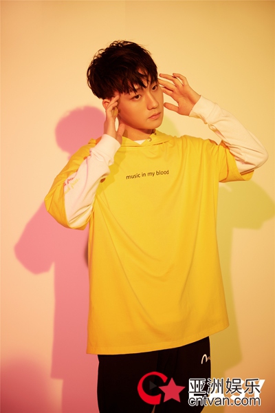 胡致邦EASY时尚大片曝光——猫系少年的色彩魔法